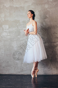 芭蕾舞演员芭蕾舞女演员穿着漂亮的浅蓝色连衣裙芭蕾舞短裙摆图片