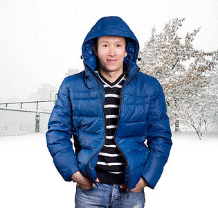 身穿蓝色夹层外套的亚洲快乐男子图片