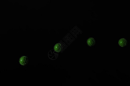暗背景下移动绿球的频闪照片图片
