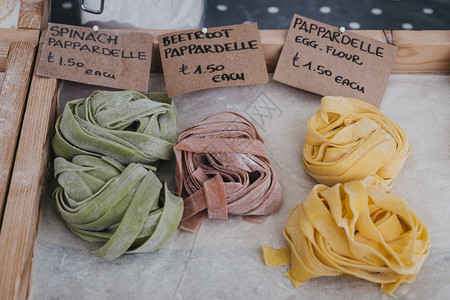 街头市场销售的新鲜工匠派佩帕多尔意大利图片