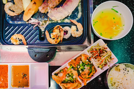 享受在韩国餐厅与家人一起吃韩式BBQ传统著名食背景图片