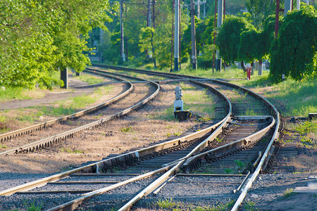 铁路的铁轨和箭头道路的岔路口背景图片