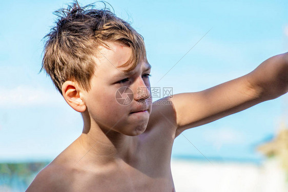 男孩在沙滩上打拳击在沙滩上用拳头打梨图片