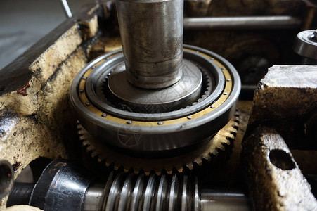 与减速机螺丝轴承蜗杆轴的被拆卸的机器图片