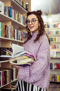 穿着超大紫色毛衣穿过图书馆时图片
