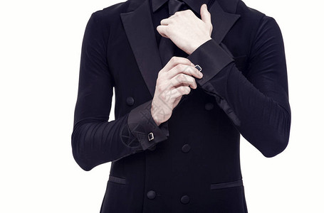 时尚男士的手在衬衫或夹克上系袖扣图片