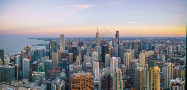 芝加哥市中心天线的空中景象在日落图片