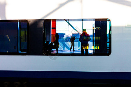 火车窗中人影的倒影窗户里的人影图片