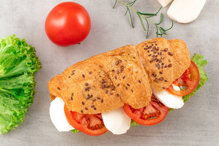 配有生菜马扎里拉和番茄的可罗盘三明治健康点图片
