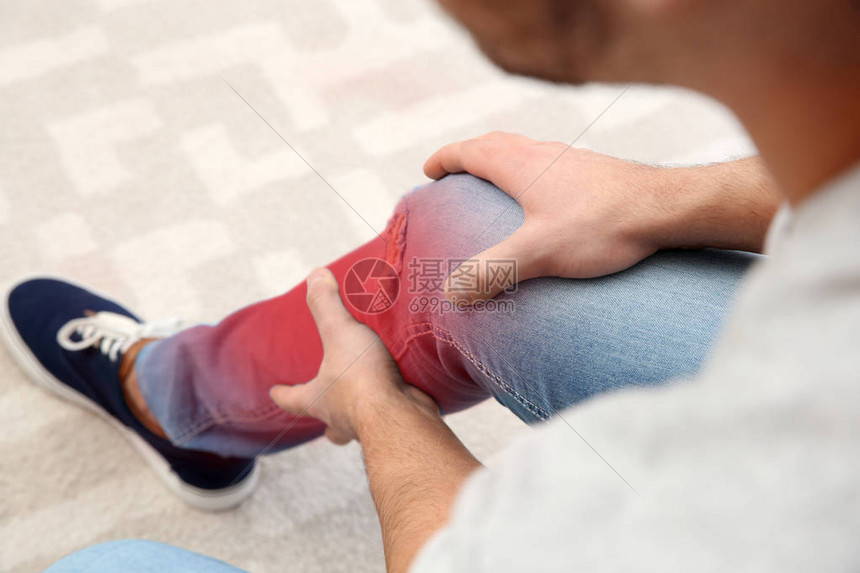 男子在室内腿部疼痛特写高清图片下载-正版图片505834133-摄图网