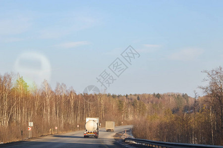 道路和冬季森林黄树和汽车阳图片