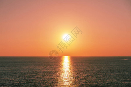 美丽明亮的日落或日出在海上图片