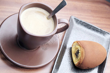 热咖啡和甜面包图片
