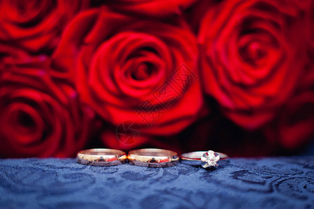 红玫瑰和结婚戒指图片