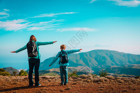 家庭旅行母子喜欢在山上徒步旅行图片