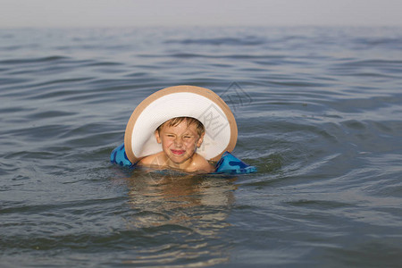 巴拿马一个孩子在水中游泳男孩图片