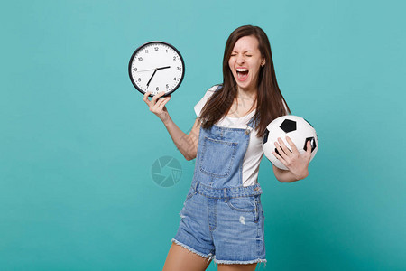 疯狂尖叫的年轻女足球迷用足球振作起来图片