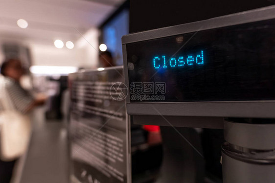 现金机器关闭在时装店购物商场零售图片
