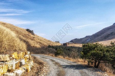 Ganwoljae小径和山顶上的休息区韩信上写着Ganwoljae休息站Ganwoljae是韩国蔚山附近著名的图片