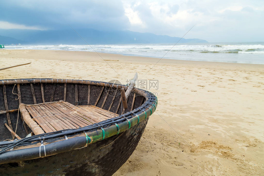越南海龟船岘港景观中的编织竹越南渔船体篮船图片