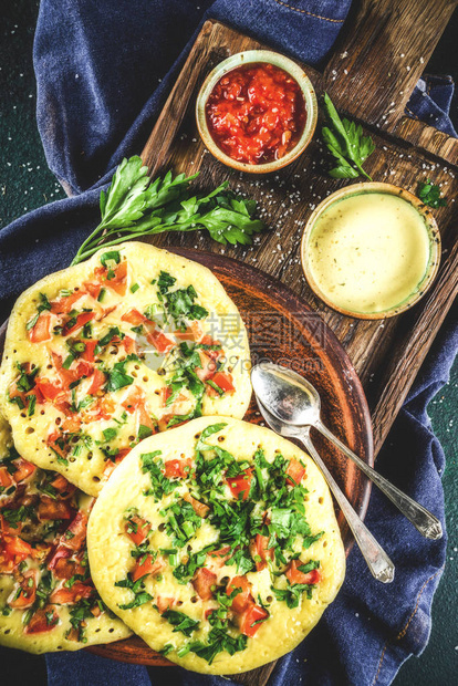 印度传统食品谱Uttapam燕麦或含有新鲜蔬菜和草药的Semolina煎饼深蓝色背景图片