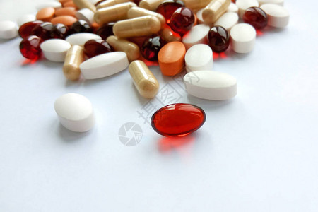 白色背景上的各种五颜六色的药丸片剂和胶囊药房主题保健治疗药物和药物图片