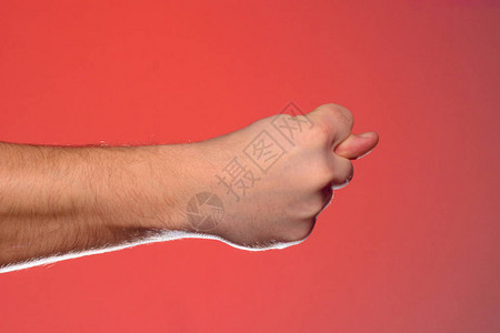 人手与无花果的标志特写在红色背景上隔图片