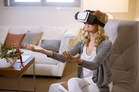 在家玩电子游戏和虚拟现实谷歌的年图片