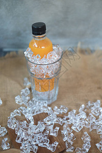 玻璃瓶装新鲜橙汁配冰块夏日饮品图片