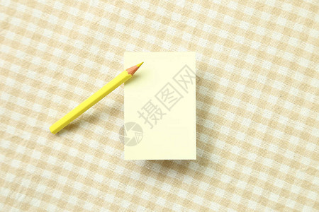 黄色备忘录纸和黄色铅笔印在蜜蜂检查布图片