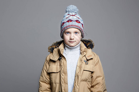 穿着冬季外套的时尚男孩时尚小子孩子戴着针织图片
