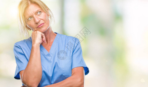 中年金发女人穿着医生护士制服图片