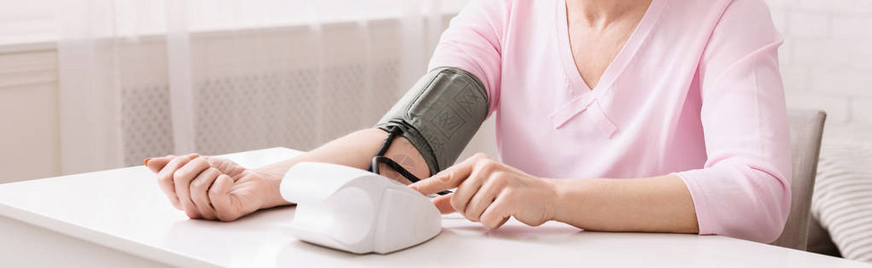 身高血压自己测量血压的成熟女图片