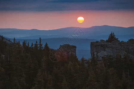 俄罗斯乌拉尔斯野生岩石山脉的自然日落戏剧图片