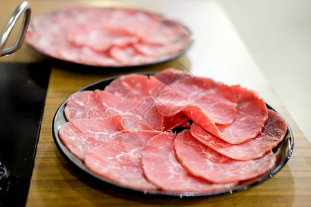 牛肉切成薄片用于日本图片