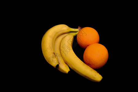 香蕉和橘子落在黑图片