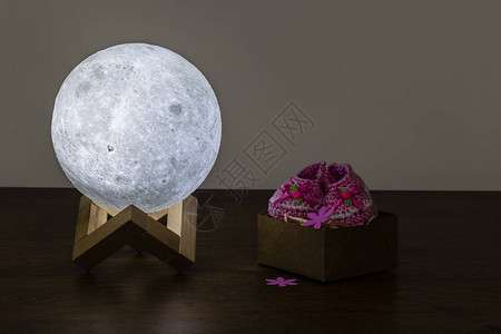 木制桌上的月亮图片
