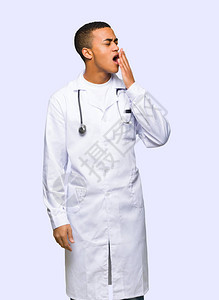 美国年轻男子医生打哈欠张开大嘴用孤立背图片