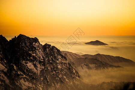 在昂水黄山的岩石山背景图片