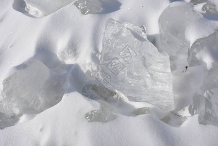 白雪上的透明冰块图片