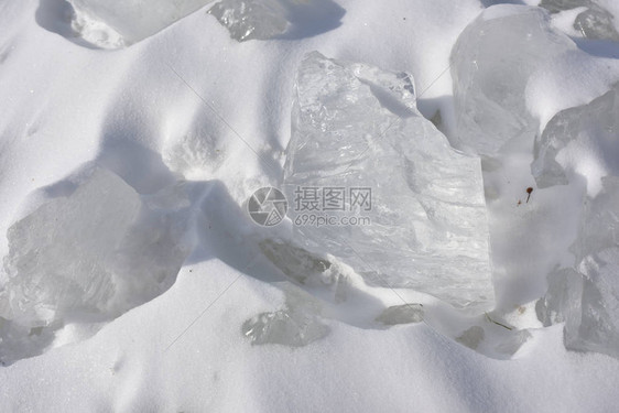 白雪上的透明冰块图片