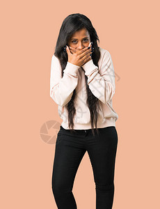 年轻美国女人用手亲张嘴说些与世隔绝的棕色背景图片