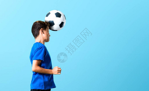 踢足球的男孩用头击球图片