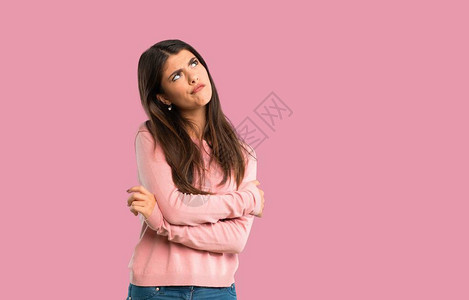 穿粉红衬衫的少女在孤立的粉红色背景下制造有趣和疯背景图片