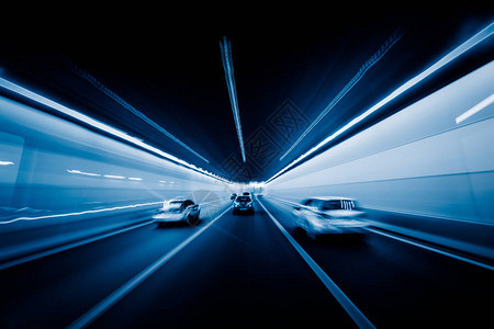 超速通过隧道的汽车图片