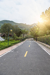 蜿蜒穿过山的道路图片