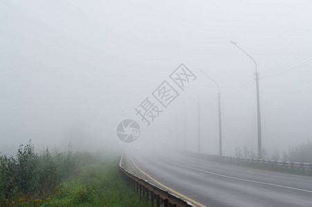 一条空洞的道路消失在浓图片