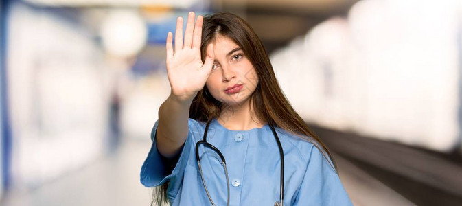 年轻护士做出停止的手势否认医院里有错误观念的情况图片