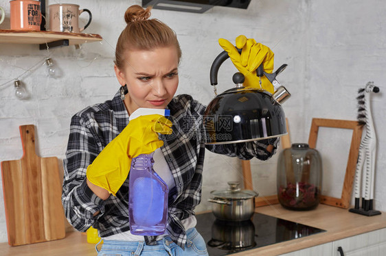 家庭服务和家务管理概念快乐的金发女士打扫厨房水壶手贴上橡皮图片