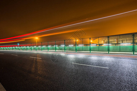 夜间的机场交通运动图片